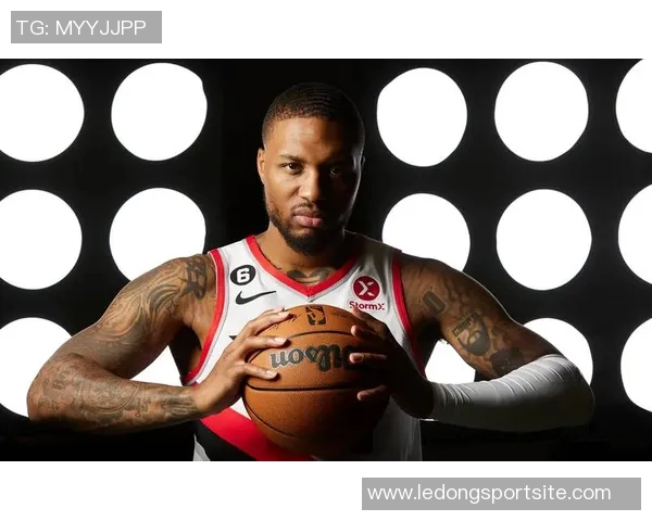 全员集结开拓者发布球队签名明信片利拉德与杨瀚森亲笔签名亮相