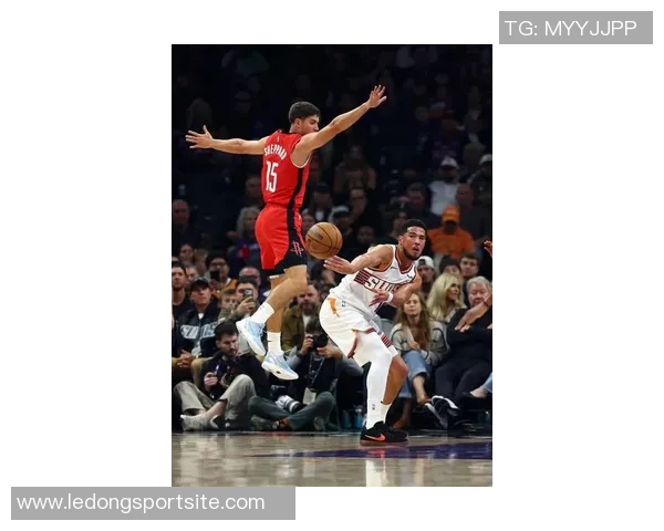 狄龙表现抢眼18投7中砍下18分布克出手数的两倍展现实力 狄龙表现抢眼18投7中砍下18分布克出手数的两倍展现实力