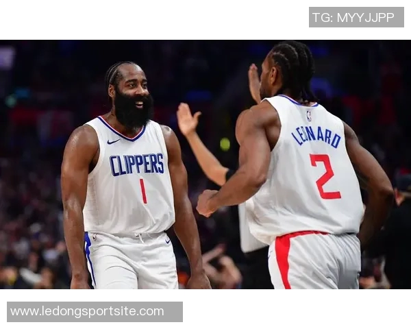 快船客场挑战国王小卡哈登卫衣亮相科林斯酷炫登机照曝光 快船客场挑战国王小卡哈登卫衣亮相科林斯酷炫登机照曝光