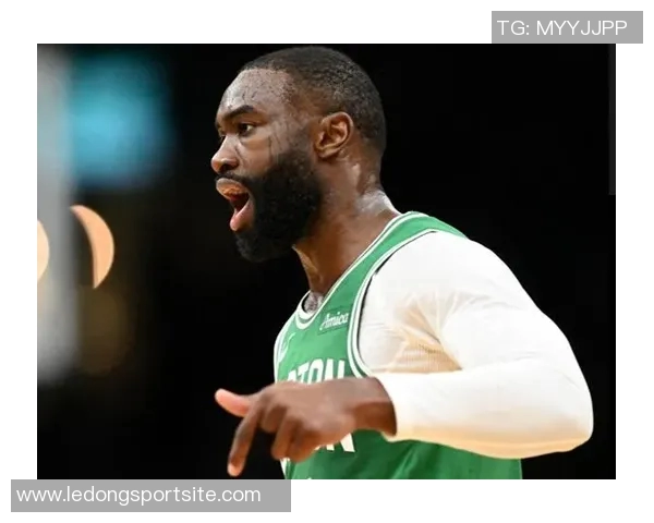 杰伦布朗首节狂砍16分全场19中13砍下32分引领球队胜利