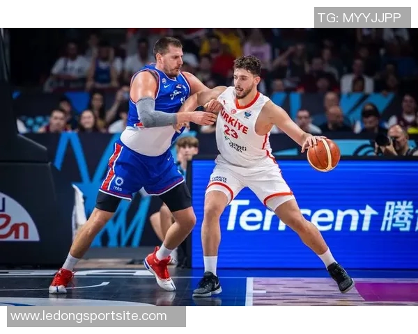 约基奇单场得分助攻再创新高中锋群体表现相形见绌