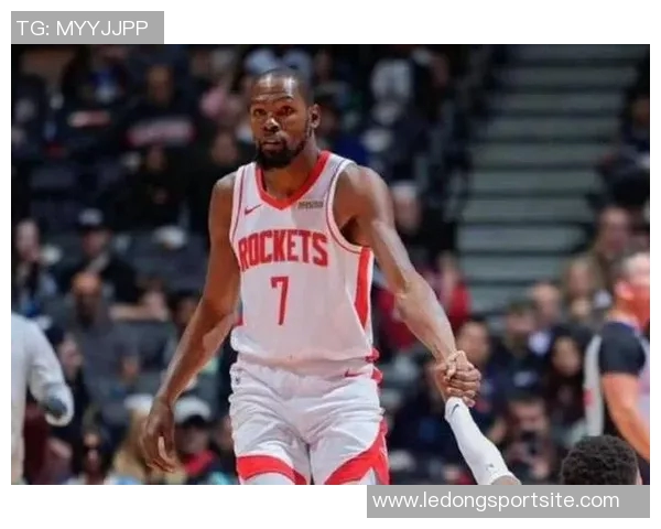 火箭球员申京关键时刻表现出色杜兰特紧随其后展现高效得分能力