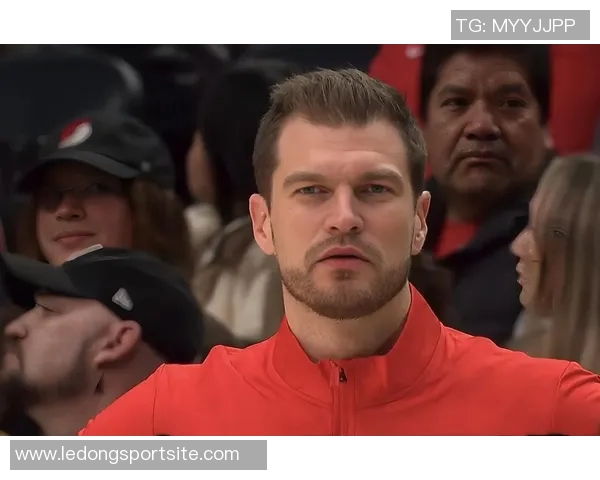 队记：斯普利特与里斯的讨论引发杨瀚森的意外提问时机引人关注